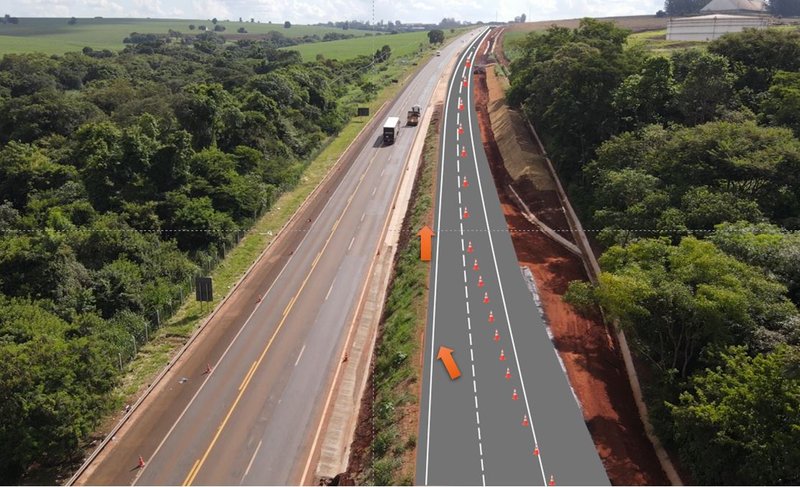 Desvio para faixa da esquerda no km 70+100 da SP255